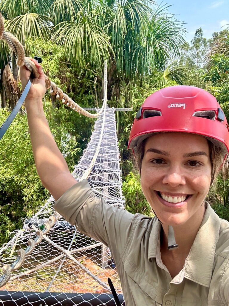 Pesquisadora Fernanda Abra junto a uma ponte de dossel do Projeto Reconecta em Alta Floresta, Mato Grosso.