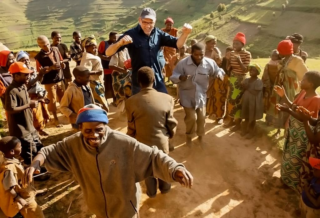 Visitante participa de dança tradicional com membros da comunidade Batwa perto do Parque Nacional dos Gorilas de Mgahinga, em Uganda.