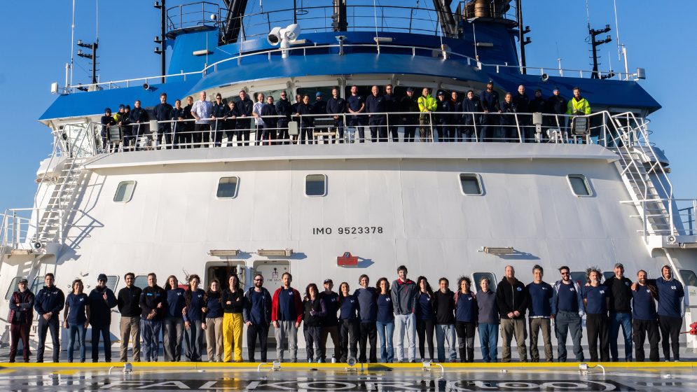 Equipe científica da campanha Talud Continental IV reunida diante do navio R/V Falkor too.